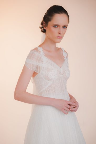 femme dans une robe de mariée fluide en dentelle de Calais-Caudry
