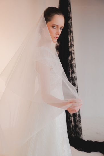 femme dans une robe de mariée fluide en dentelle de Calais-Caudry
