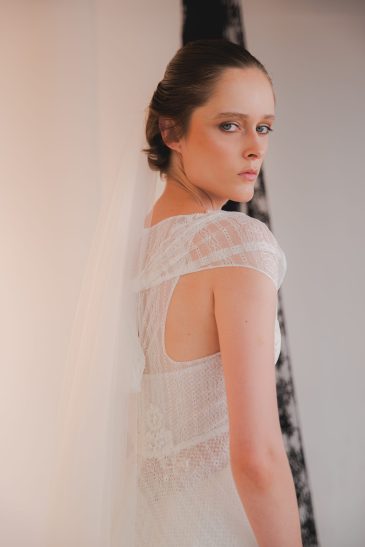 femme dans une robe de mariée fluide en dentelle de Calais-Caudry