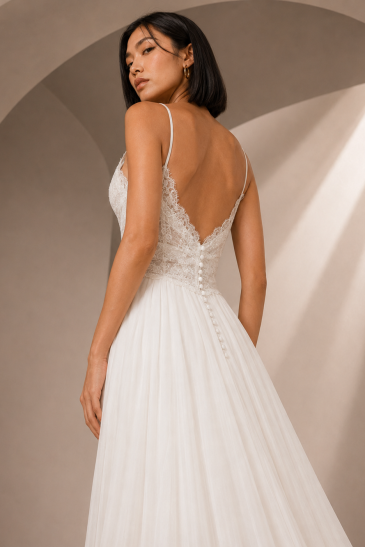 femme dans une robe de mariée bohème et fluide en dentelle