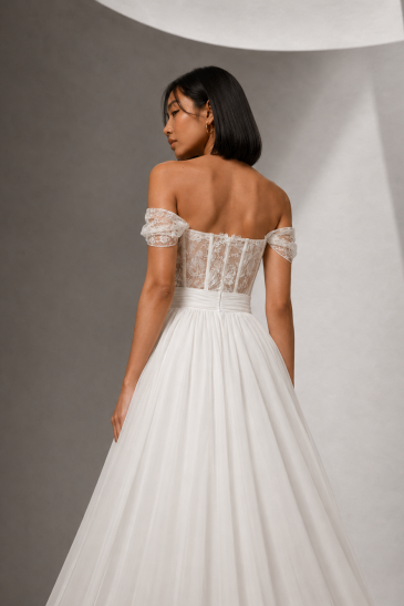 femme dans une robe de mariée A-line bohème en dentelle de Calais- Caudry