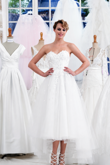 femme dans une robe de mariée bohème et princesse dans un atelier