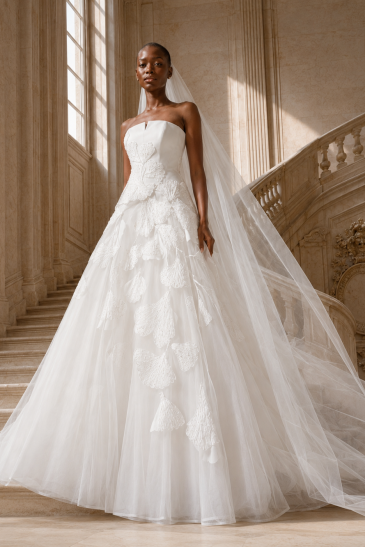 femme dans une robe de mariée princesse dans un château