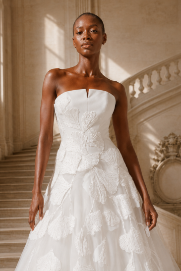 femme dans une robe de mariée princesse dans un château