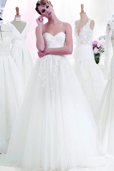 femme dans une robe de mariée bohème et princesse dans un atelier