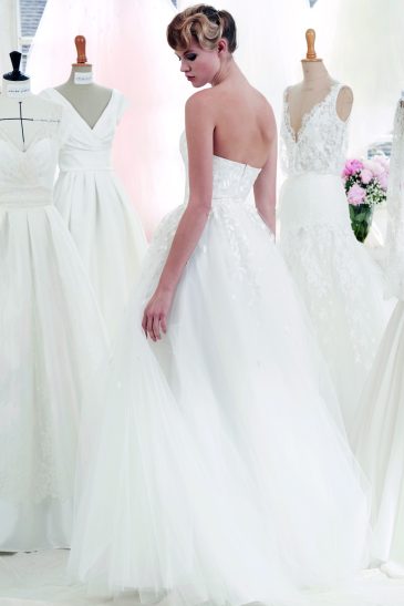 femme dans une robe de mariée bohème et princesse dans un atelier