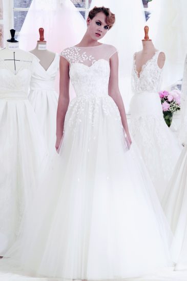 femme dans une robe de mariée bohème et princesse dans un atelier