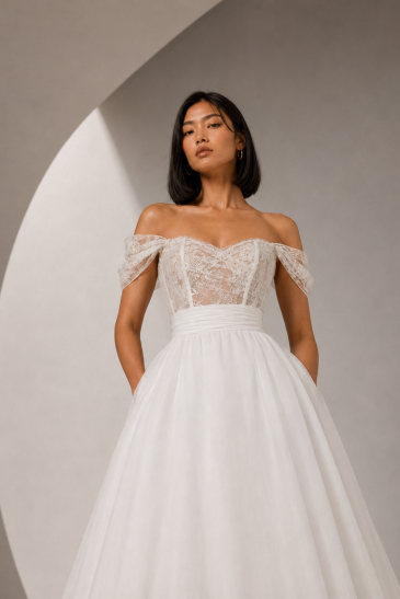 femme dans une robe de mariée A-line bohème en dentelle de Calais- Caudry