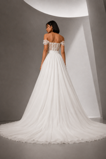 femme dans une robe de mariée A-line bohème en dentelle de Calais- Caudry