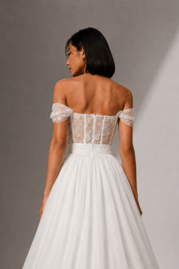 femme dans une robe de mariée A-line bohème en dentelle de Calais- Caudry
