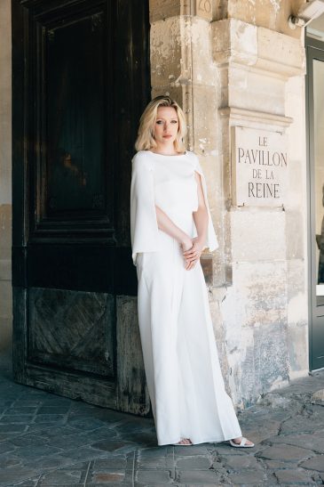 femme avec une tenue de cérémonie civile dans les rues de Paris