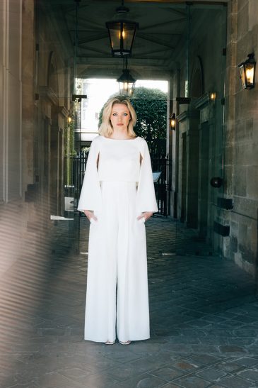 femme avec une tenue de cérémonie civile dans les rues de Paris