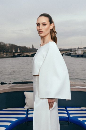 femme en tenue de mariage civil sur une péniche sur la Seine