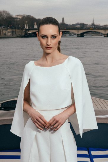 femme en tenue de mariage civil sur une péniche sur la Seine
