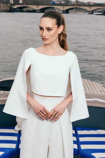 femme en tenue de mariage civil sur une péniche sur la Seine