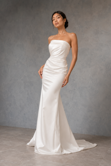 femme dans une robe de mariée sirène glamour