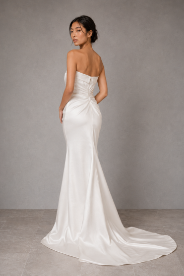 femme dans une robe de mariée sirène glamour