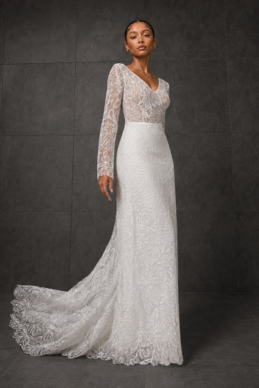 femme dans une robe de mariée A-line bohème