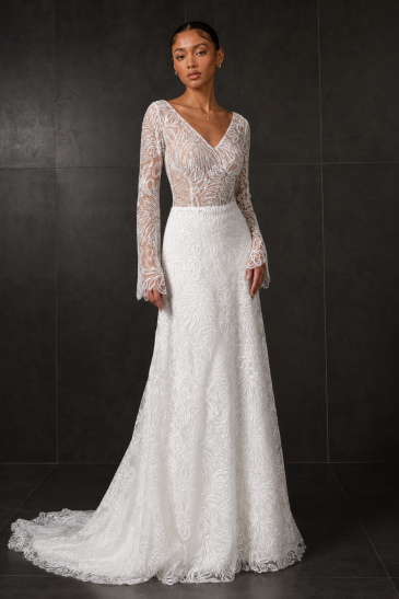 femme dans une robe de mariée A-line bohème