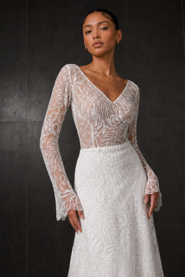 femme dans une robe de mariée A-line bohème
