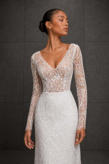femme dans une robe de mariée A-line bohème