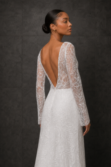 femme dans une robe de mariée A-line bohème