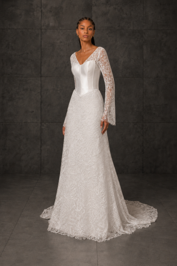 femme dans une robe de mariée A-line bohème