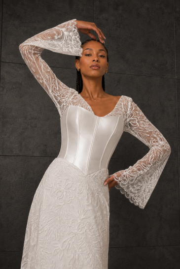 femme dans une robe de mariée A-line bohème