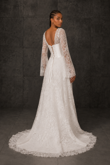 femme dans une robe de mariée A-line bohème