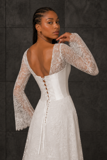 femme dans une robe de mariée A-line bohème