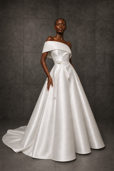 femme dans une robe de mariée princesse élégante en mikado