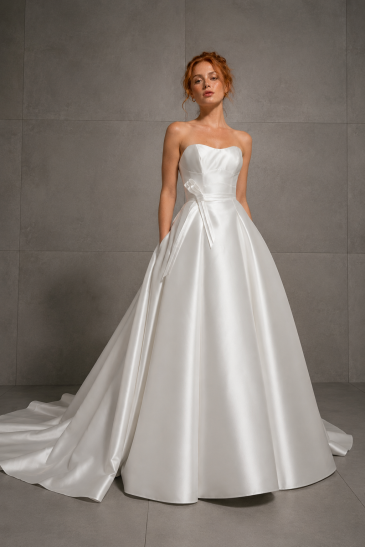 femme dans une robe de mariée princesse élégante en mikado