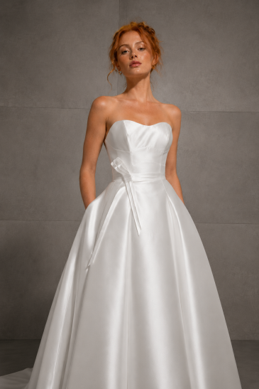 femme dans une robe de mariée princesse élégante en mikado