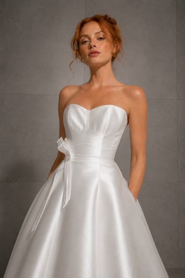 femme dans une robe de mariée princesse élégante en mikado