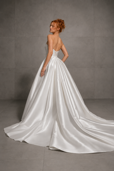 femme dans une robe de mariée princesse élégante en mikado