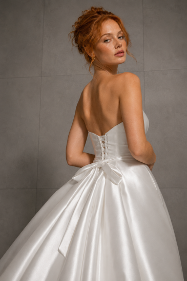 femme dans une robe de mariée princesse élégante en mikado