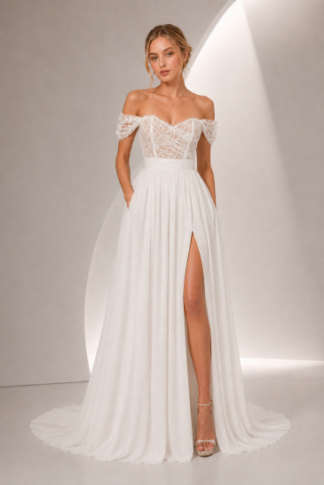 femme dans une robe de mariée bohème en dentelle