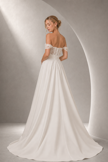 femme dans une robe de mariée bohème en dentelle