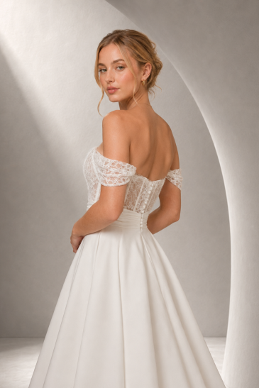 femme dans une robe de mariée bohème en dentelle