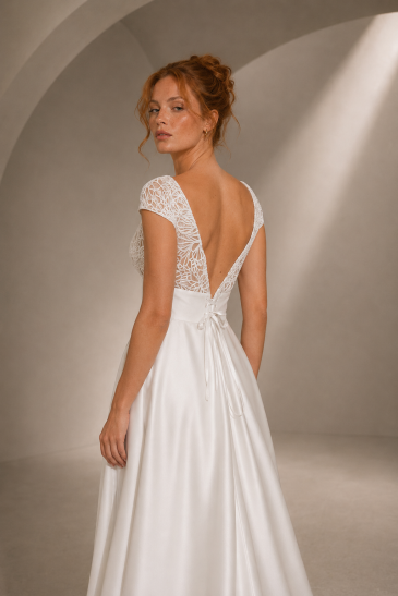 femme dans une robe de mariée A-line bohème en tulle brodé
