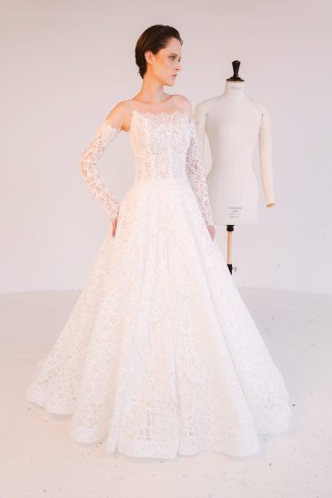 femme dans une robe de mariée princesse élégante et originale