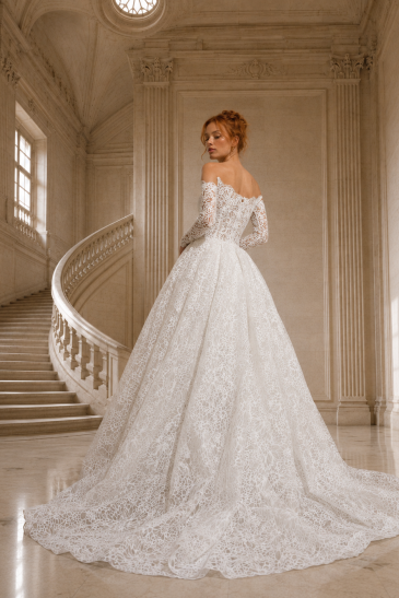 femme dans une robe de mariée princesse dans un château