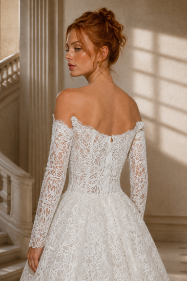 femme dans une robe de mariée princesse dans un château
