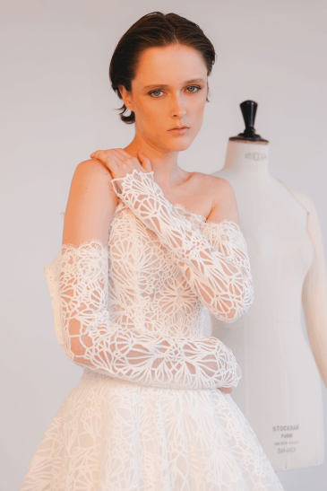 femme dans une robe de mariée princesse élégante et originale