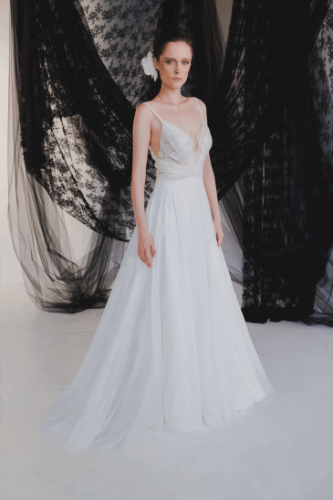 femme dans une robe de mariée bohème élégante et originale