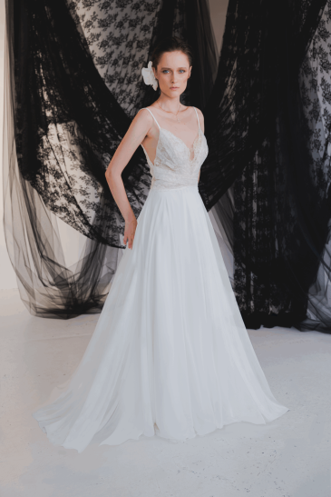 femme dans une robe de mariée bohème élégante et originale