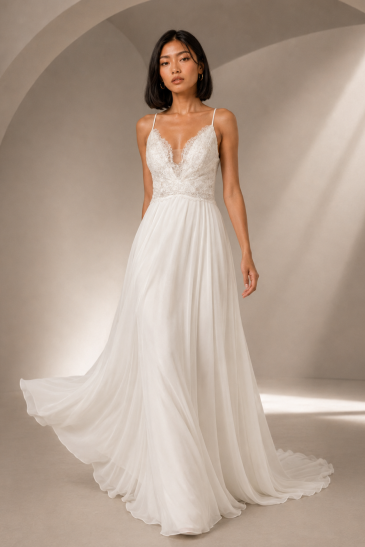 femme dans une robe de mariée bohème et fluide en dentelle