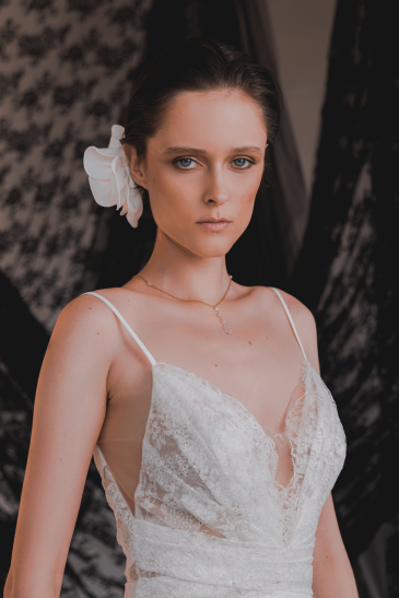femme dans une robe de mariée bohème élégante et originale