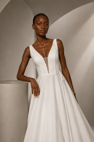 femme dans une robe de mariée épurée et minimaliste