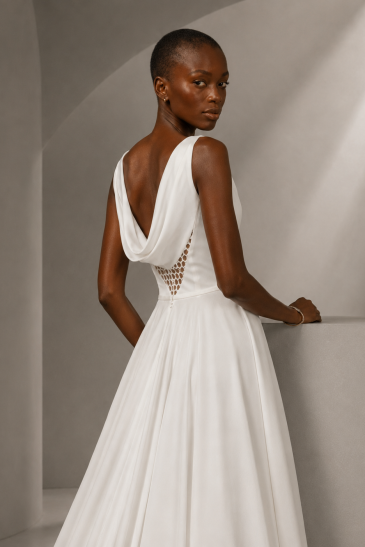 femme dans une robe de mariée épurée et minimaliste